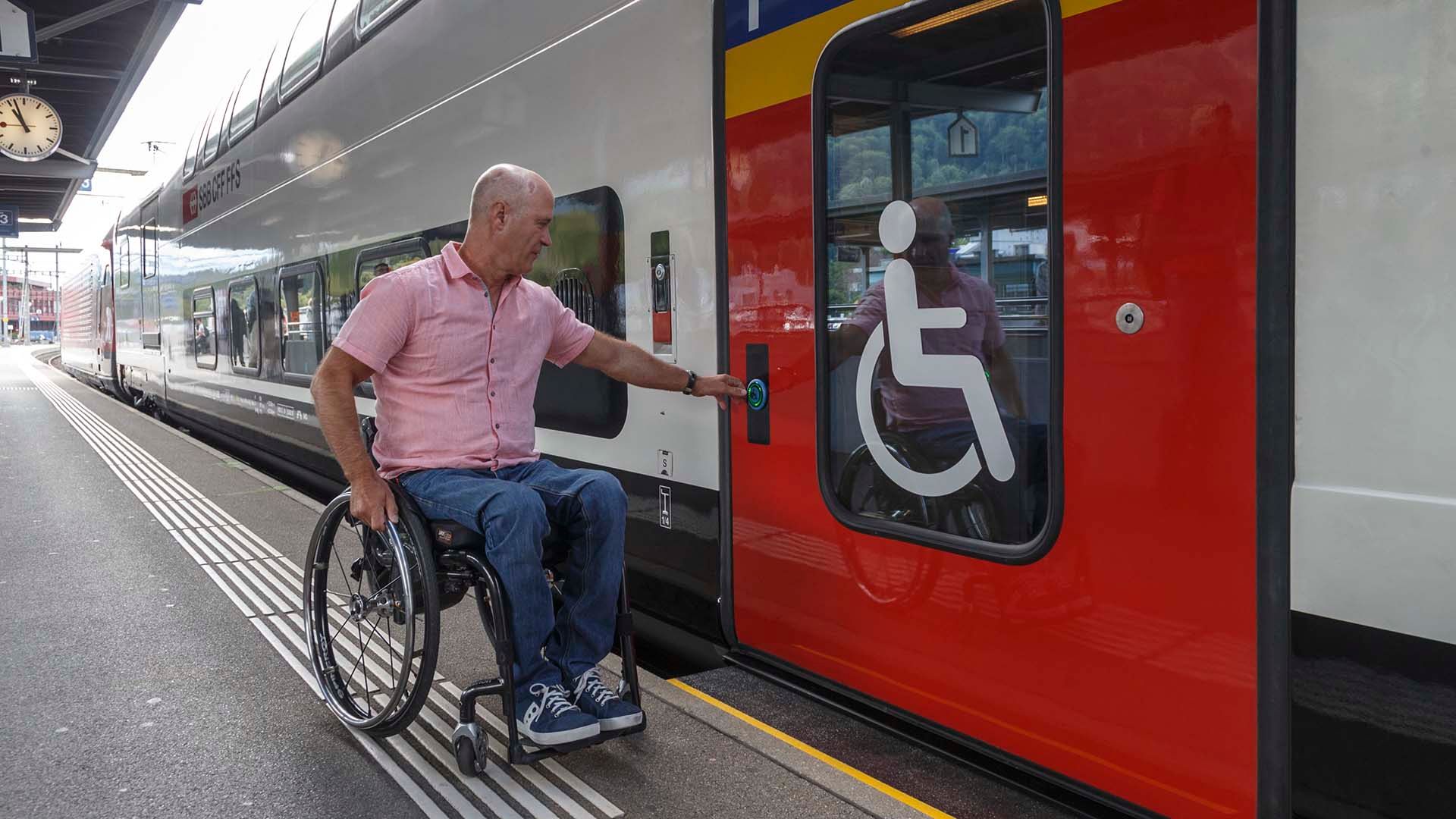 Rollstuhlfahrer beim selbständigen Einstieg in einen SBB-Zug