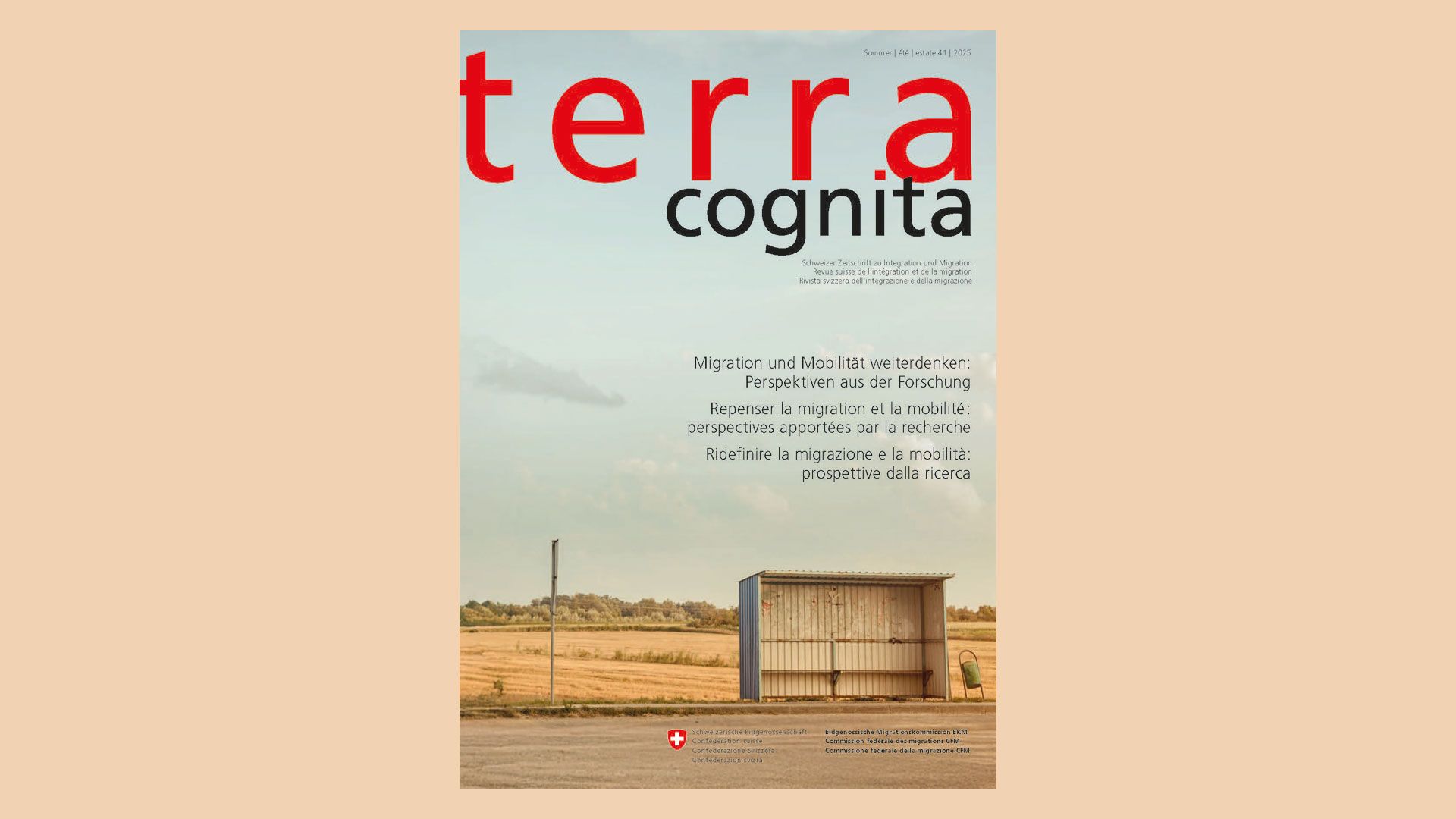 Cover der Ausgabe 41 der Zeitschrift «terra cognita» mit Untertitel «Schweizer Zeitschrift zu Integration und Migration», zeigt eine leere Bushaltestelle vor einem Feld.