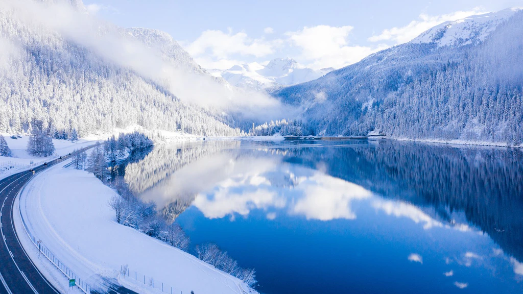 Nationalstrasse A13, Sufnersee, Kanton Graubünden im Winter