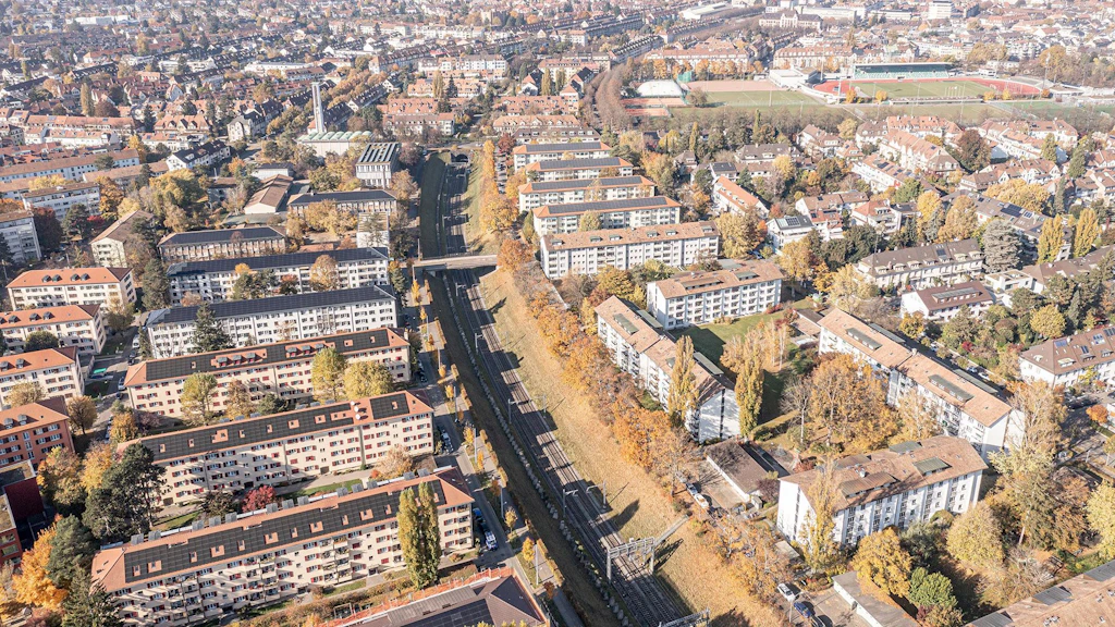Bahngeleise in einem Korridor durch Basel