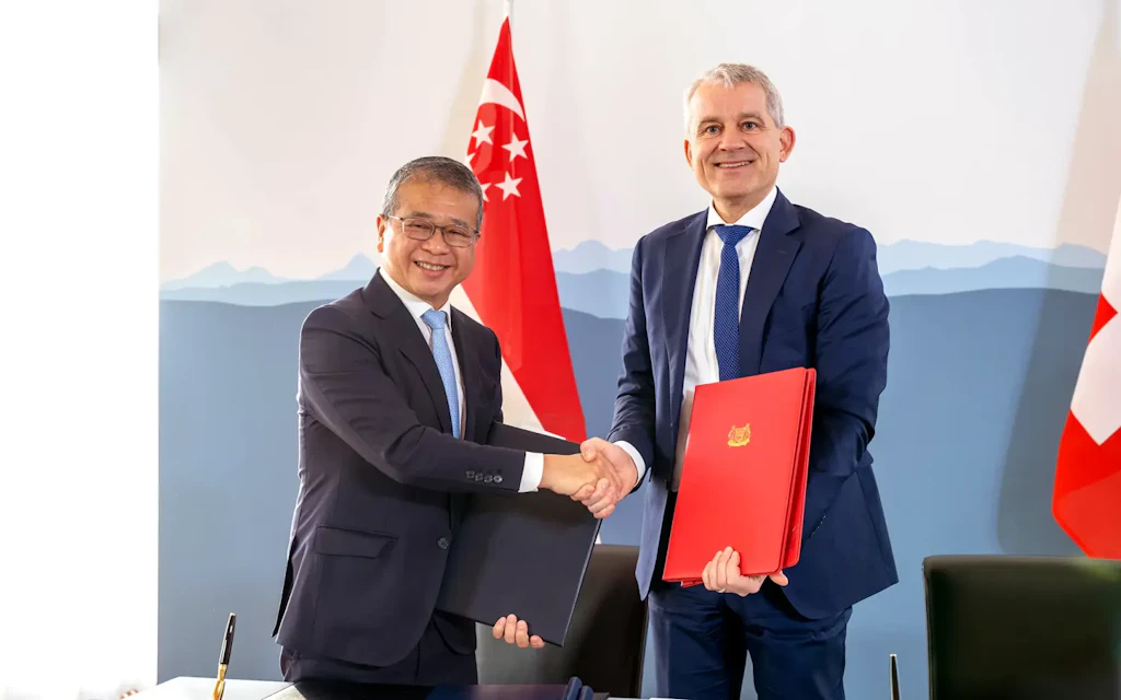 Le conseiller fédéral Beat Jans et le ministre de la Justice de Singapour Edwin Tong se serrent la main.