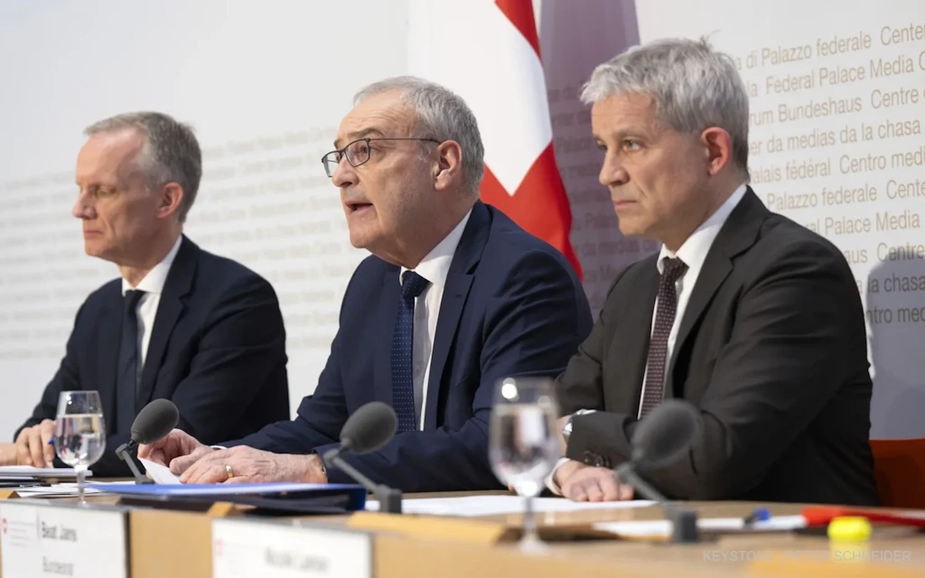 Il presidente della Confederazione Guy Parmelin, il consigliere federale Beat Jans e Michael Schöll, direttore dell’Ufficio federale di giustizia, intervengono alla conferenza stampa.