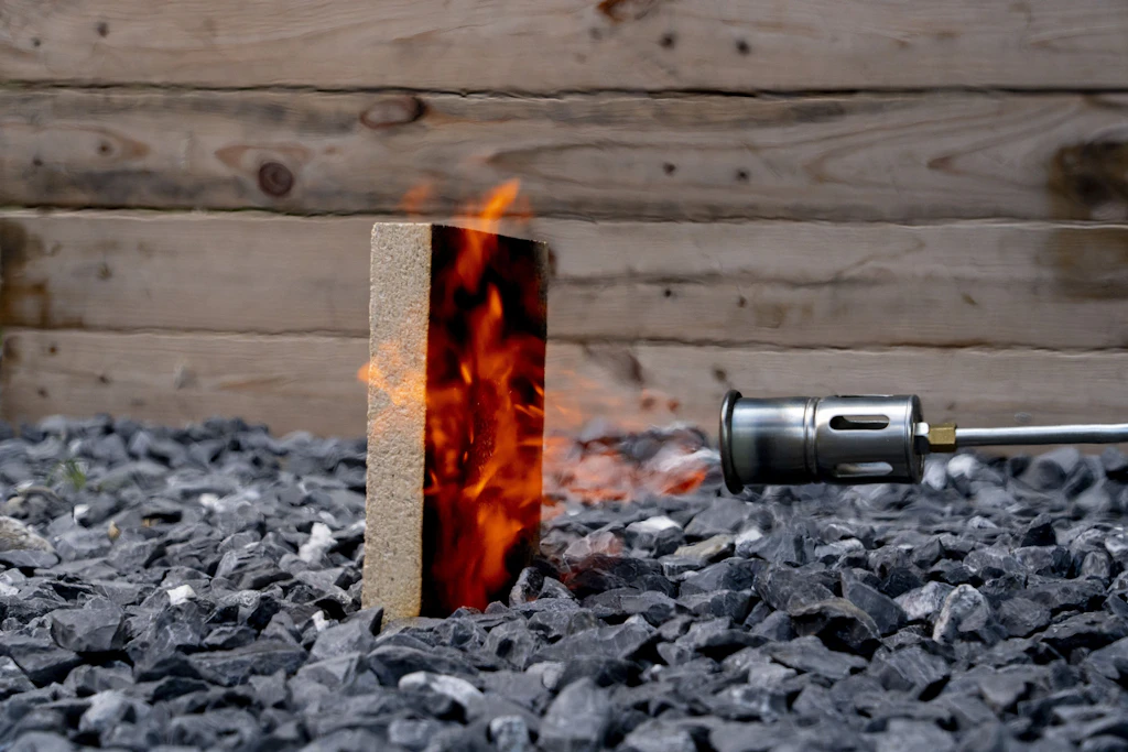 Schwer entflammbarer Holzwerkstoff