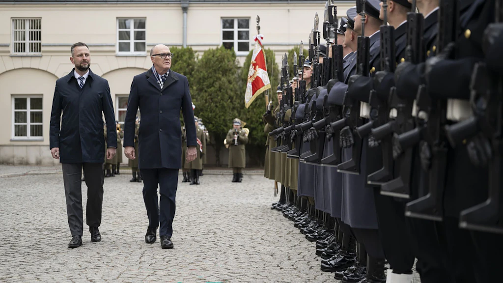 Le ministre polonais de la Défense, Wladyslaw Kosiniak-Kamysz (à gauche), et le conseiller fédéral Martin Pfister (à droite) passent en revue la garde d'honneur de l'armée polonaise.