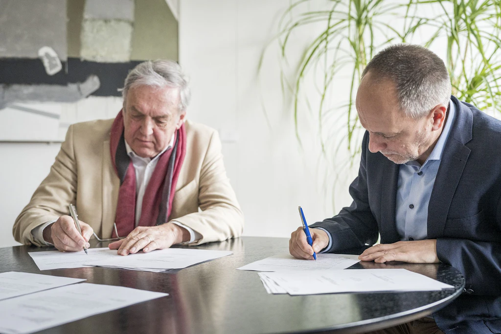 Vertragsunterzeichnung vom 26. März 2026 inBern: Christian Scholz und Damian Elsig,Direktor der Schweizerischen Nationalbibliothek