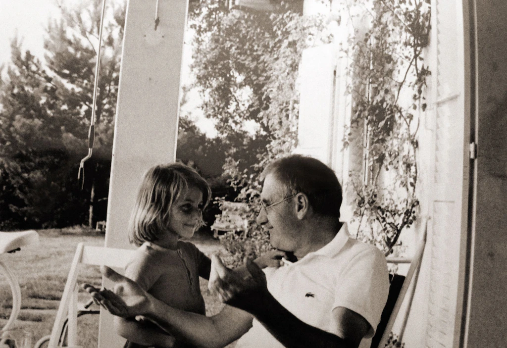 Jean Anouilh et sa dernière fille Anouk Anouilh de Mestral, vers 1974