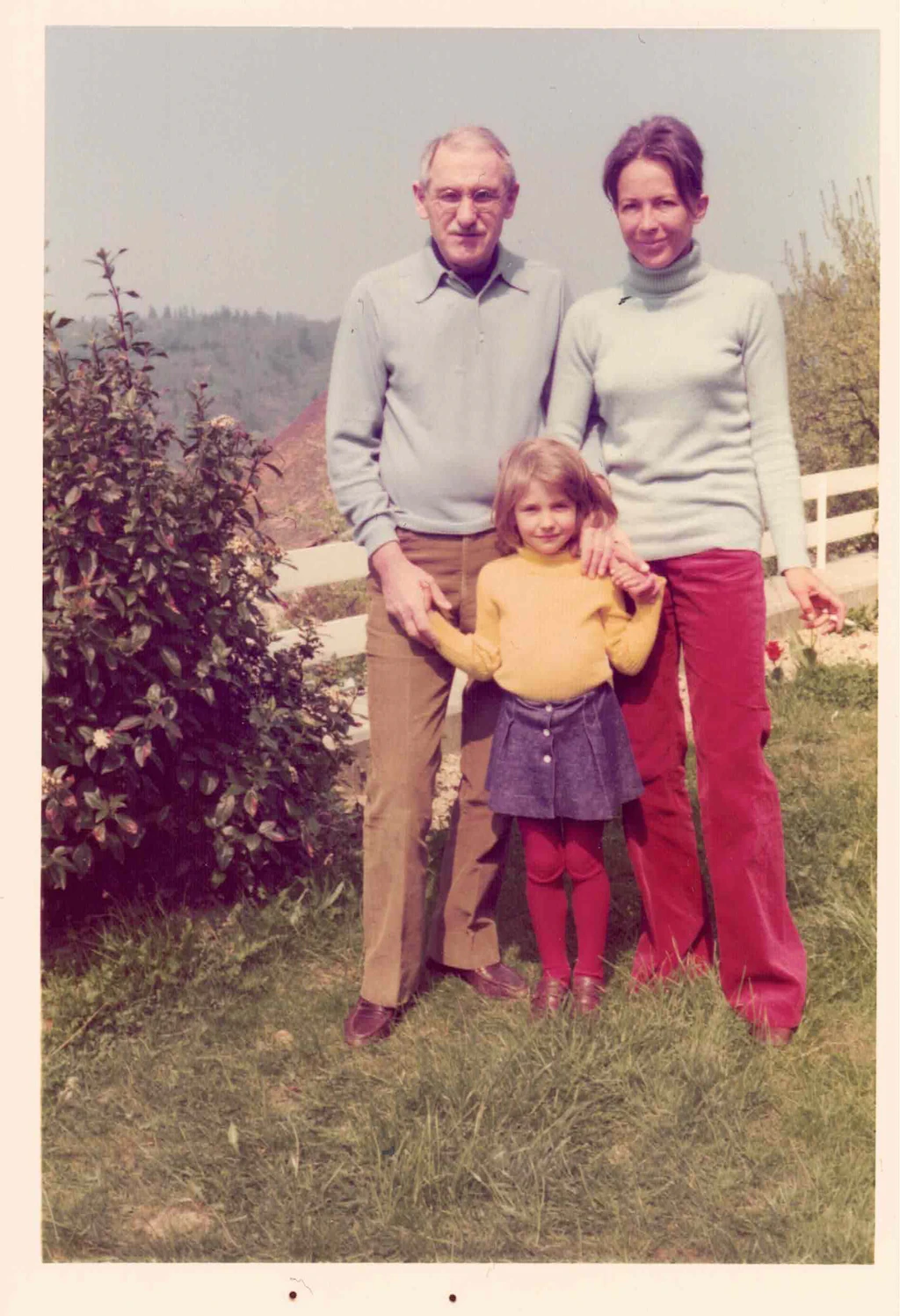 Jean Anouilh, sa compagne Ursula Wetzel et leur fille Anouk Anouilh de Mestral, 1974
