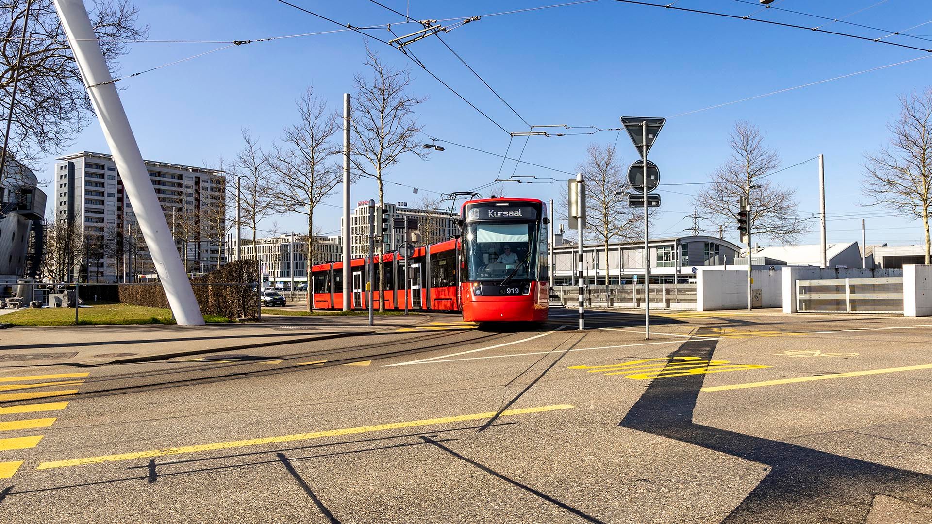 Ein Tram fährt über eine Kreuzung