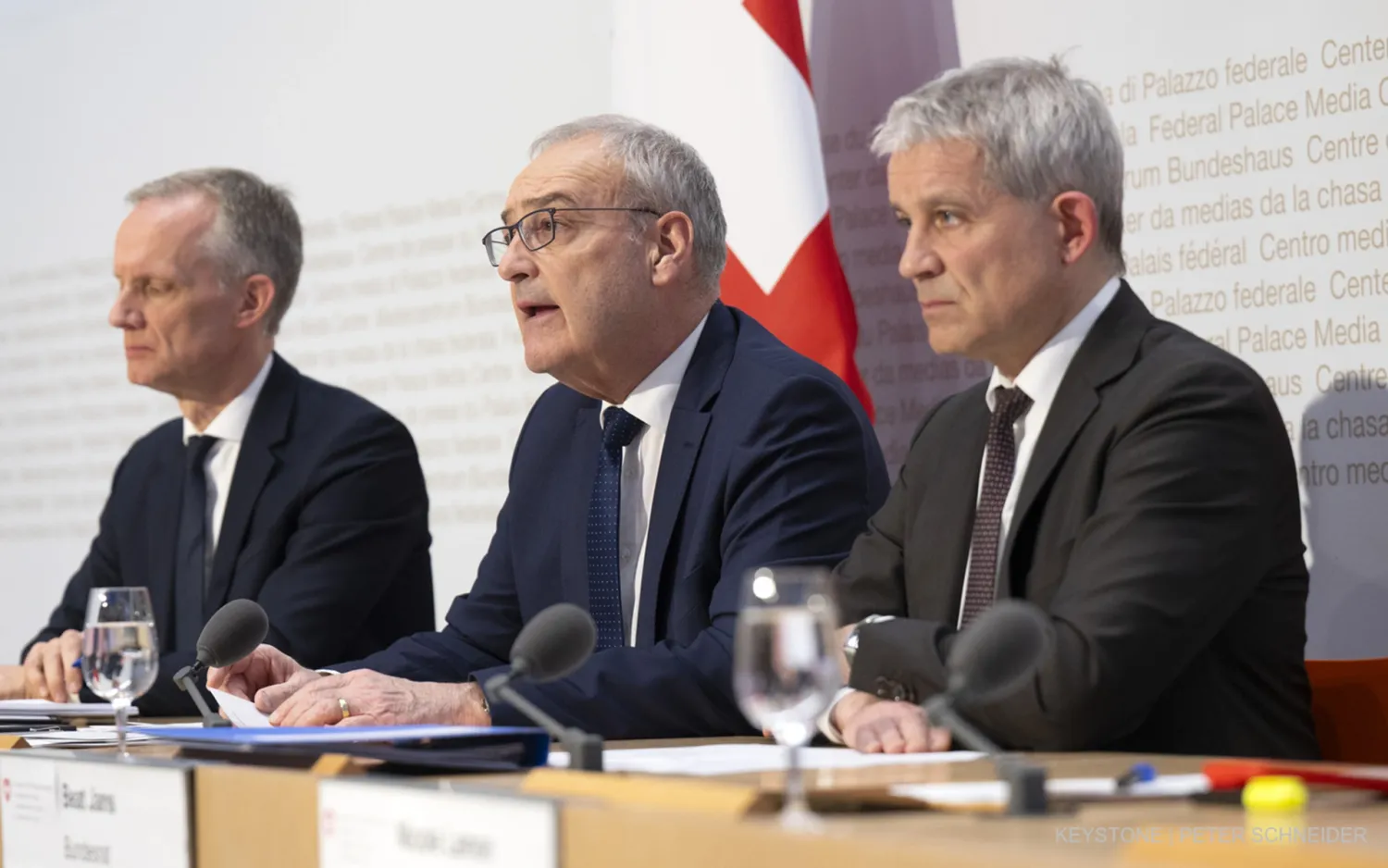 Bundespraesident Guy Parmelin, Bundesrat Beat Jans und Michael Schöll, Direktor Bundesamt fuer Justiz, sprechen an der Medienkonferenz