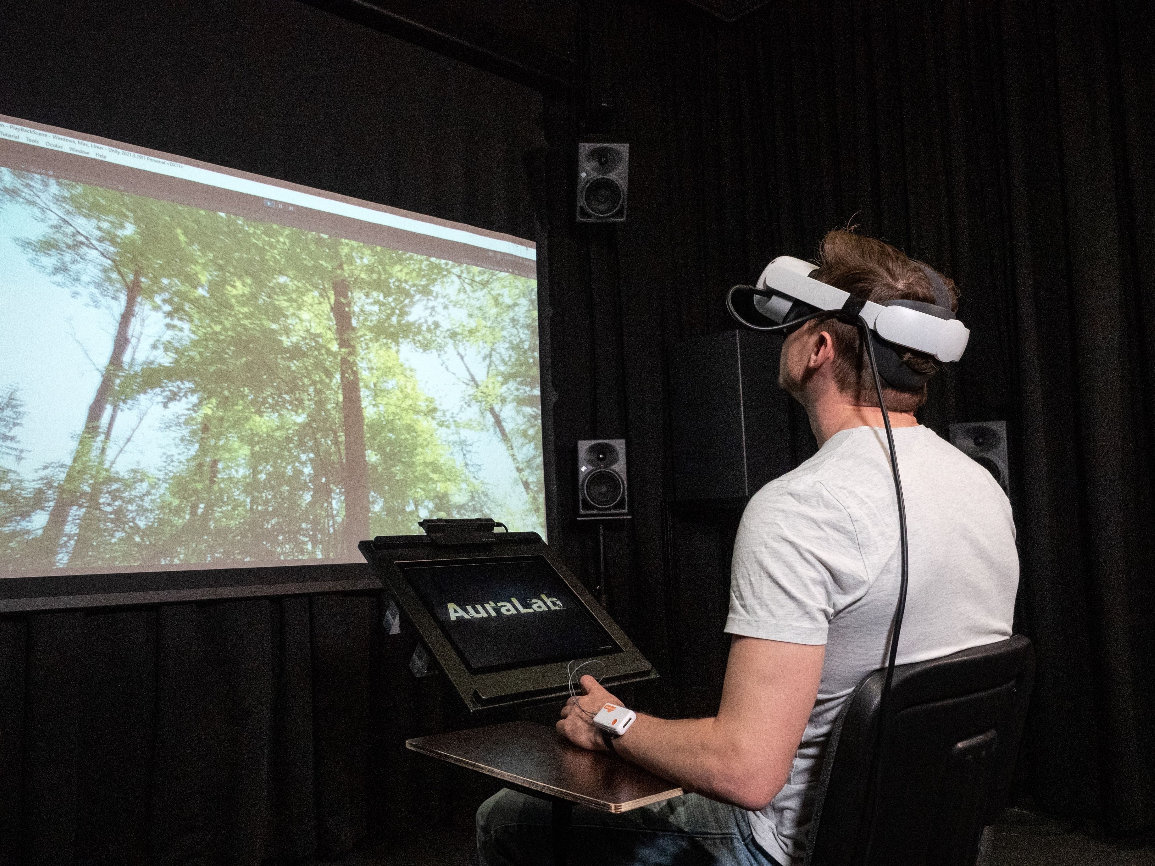 Proband mit VR-Brille im AuraLab