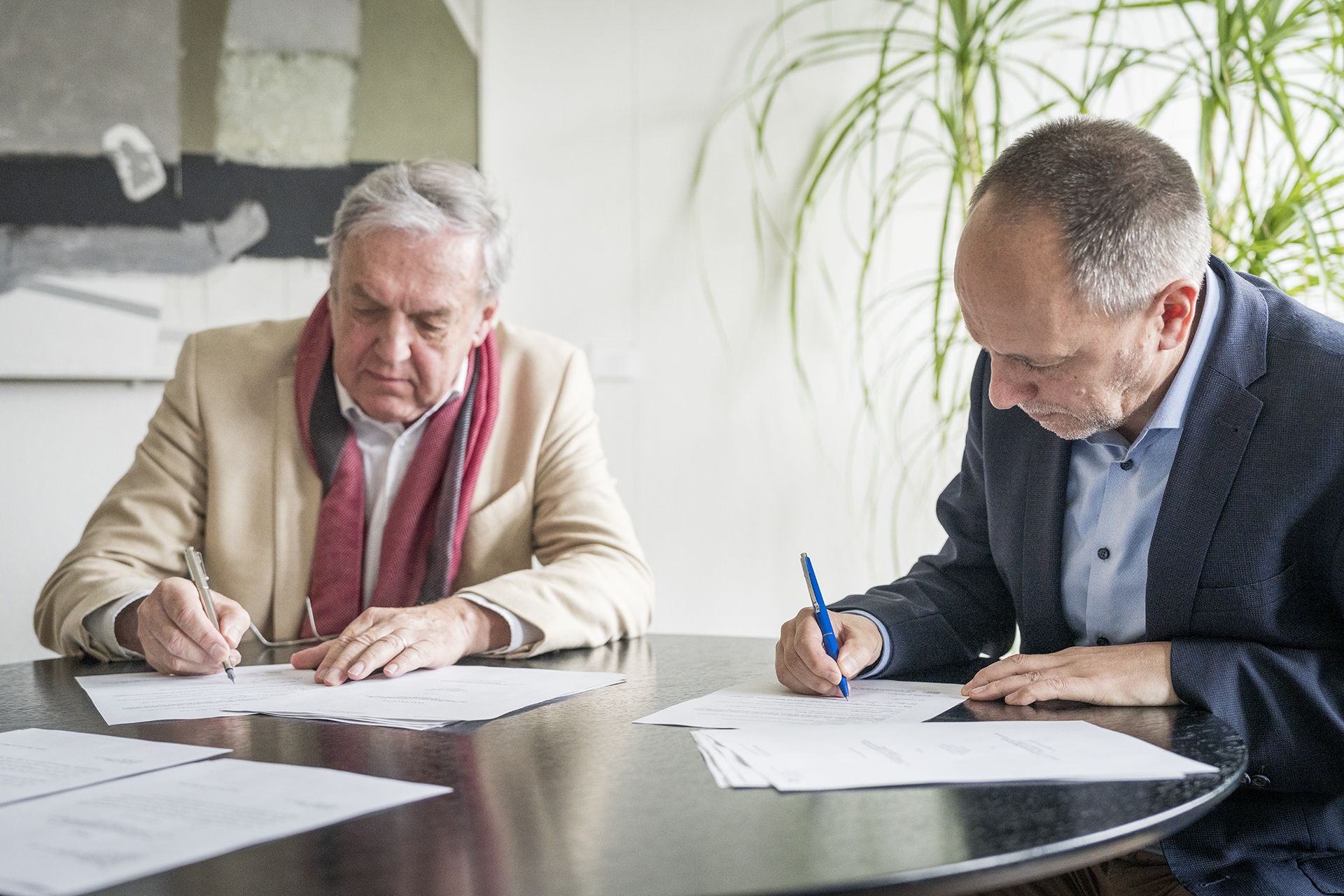 Vertragsunterzeichnung vom 26. März 2026 inBern: Christian Scholz und Damian Elsig,Direktor der Schweizerischen Nationalbibliothek