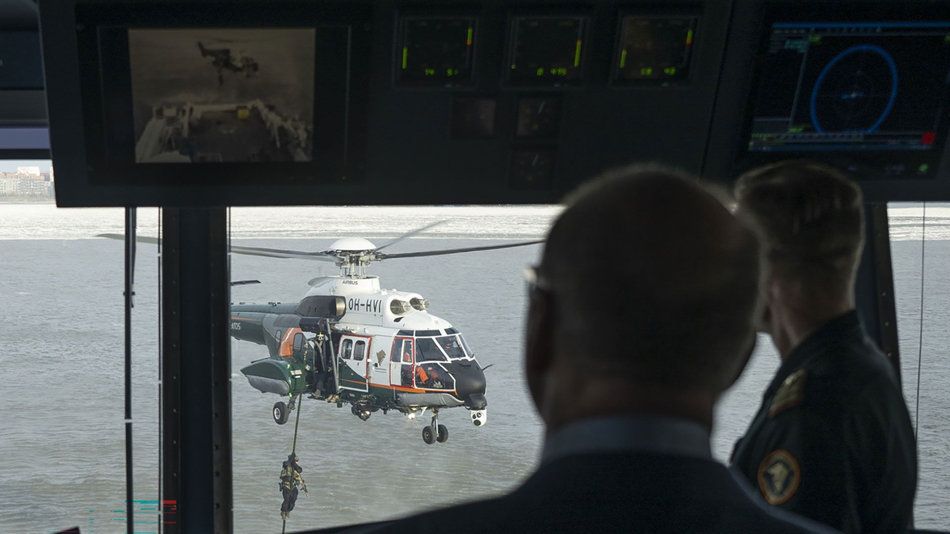 Bundesrat Martin Pfister (links) und Kapitän Mikko Simola verfolgen eine Vorführung auf dem Küstenwachschiff Turva