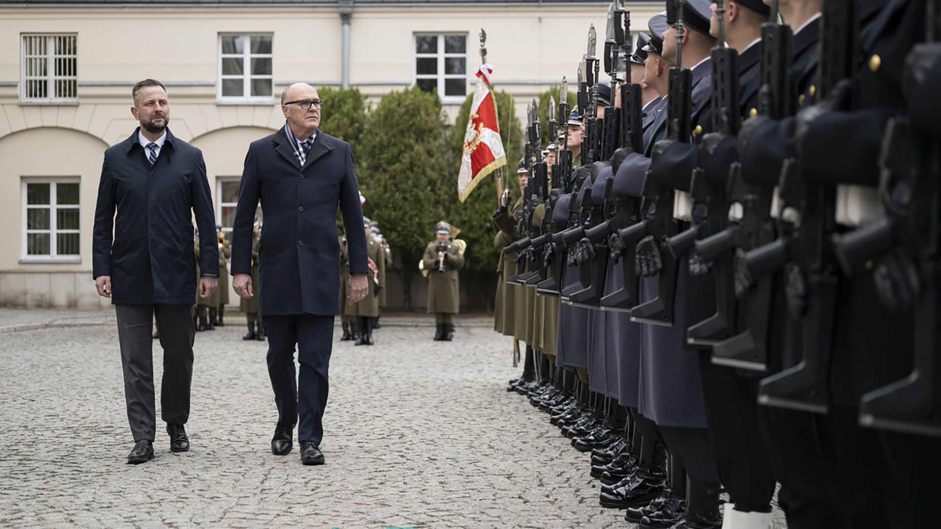 Der polnische Verteidigungsminister Wladyslaw Kosiniak-Kamysz (links) und Bundesrat Martin Pfister (rechts) inspizieren die Ehrengarde der polnischen Armee.