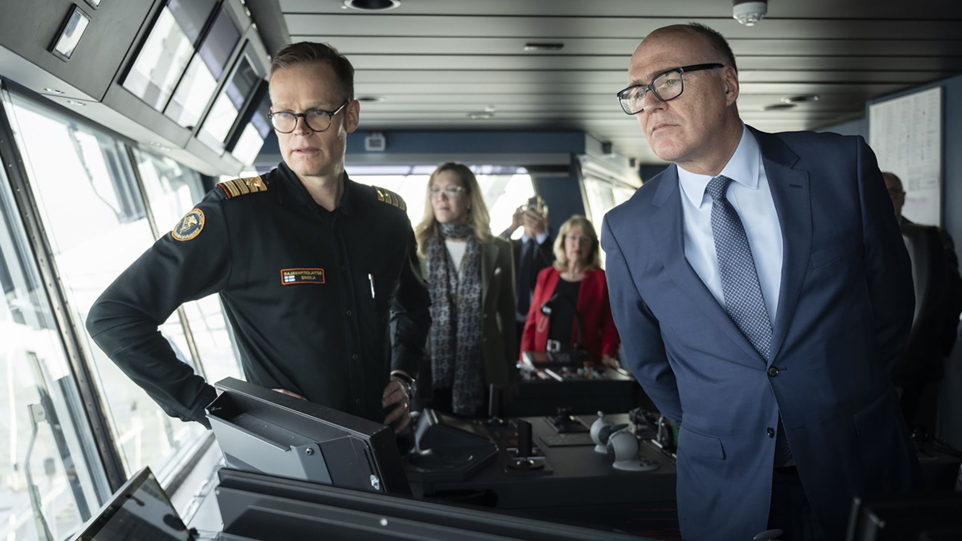 Bundesrat Martin Pfister (rechts) und Kapitän Mikko Simola (links) verfolgen eine Vorführung auf dem Küstenwachschiff Turva.