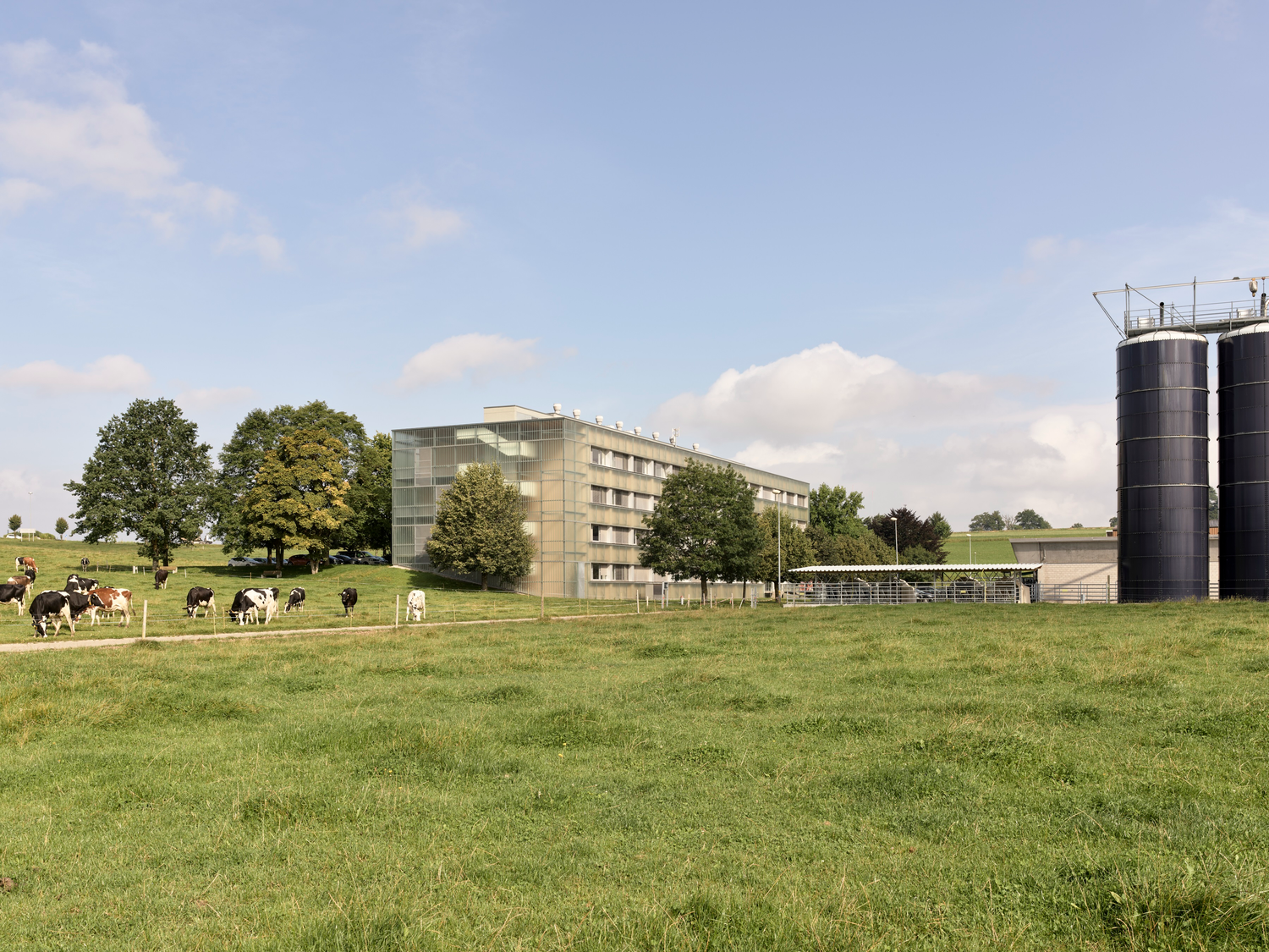 Bâtiment administratif et de recherche dans son contexte actuel.