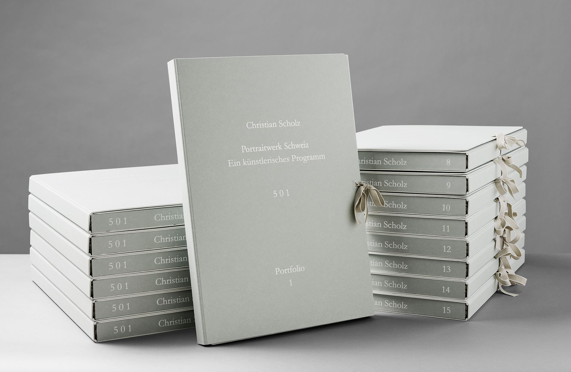 Christian Scholz : 501 – Portraits de la Suisse. Un programme artistique. 15 portfolios comprenant 501 portraits.