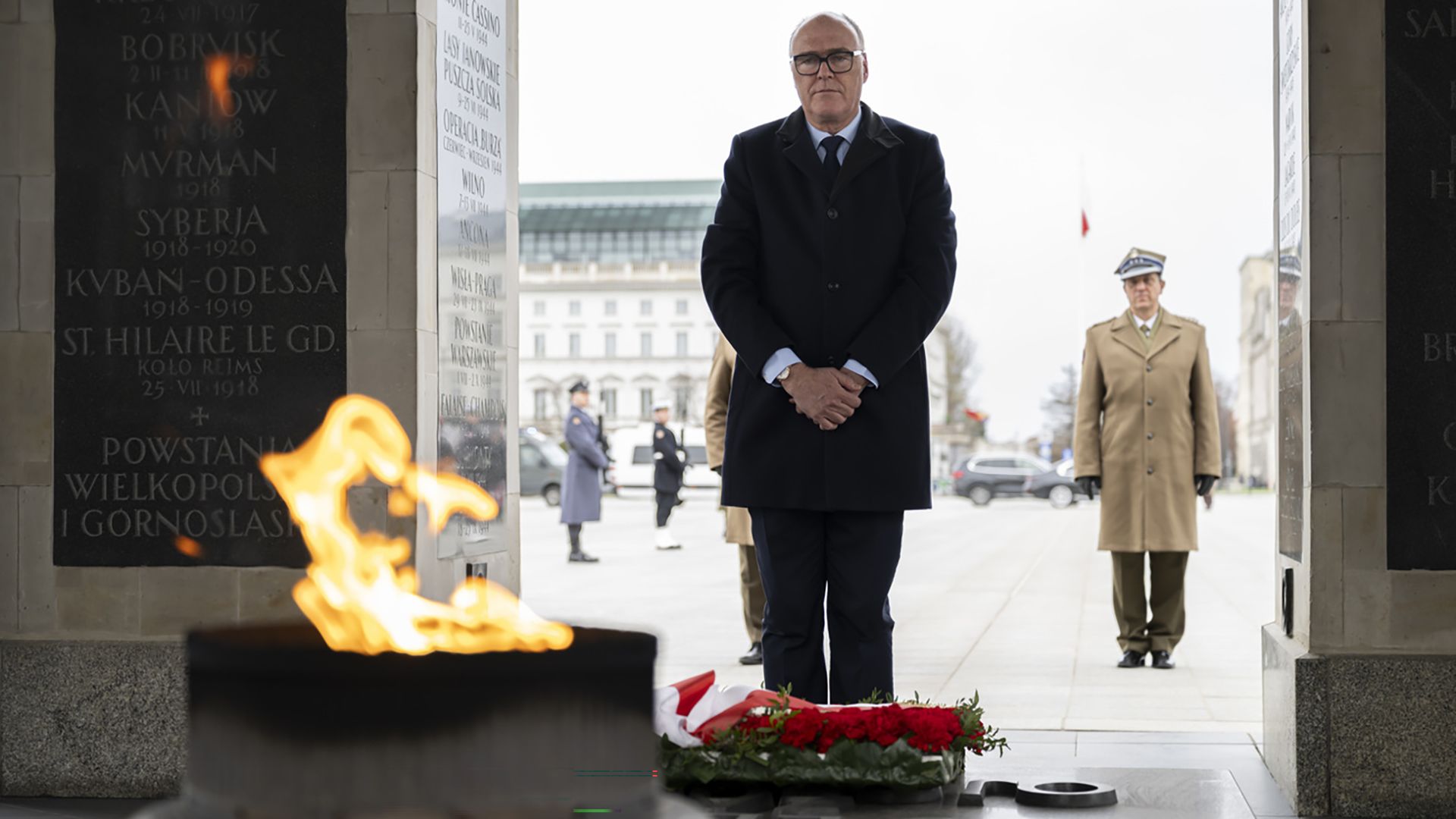 Le conseiller fédéral Martin Pfister devant la tombe du soldat inconnu à Varsovie, après le dépôt de la gerbe.