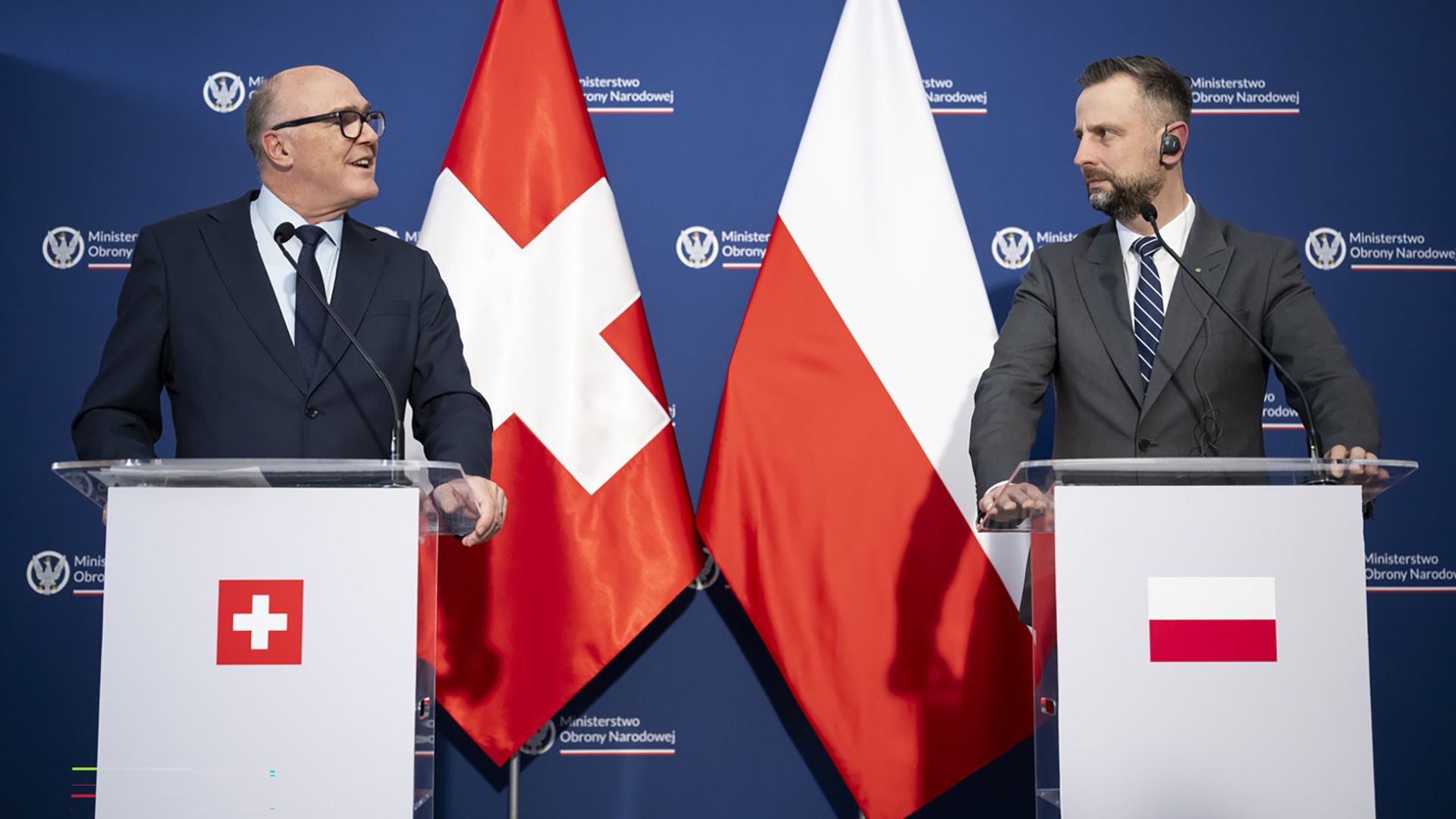 Le conseiller fédéral Martin Pfister (gauche) s'exprime aux côtés du ministre de la Défense Wladyslaw Kosiniak-Kamysz (droite) à l'issue de leur rencontre bilatérale au ministère de la Défense à Varsovie.