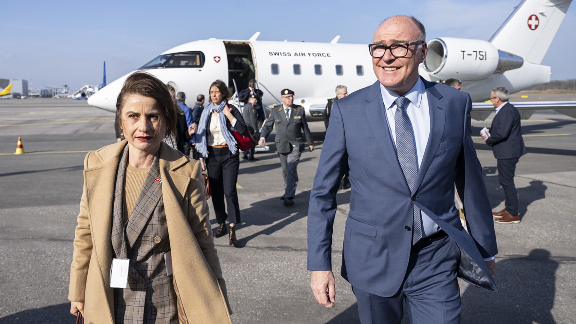 Le conseiller fédéral Martin Pfister (à droite) et l'ambassadrice de Suisse en Finlande, Sabrina Dallafior (à gauche), à son arrivée à Helsinki.