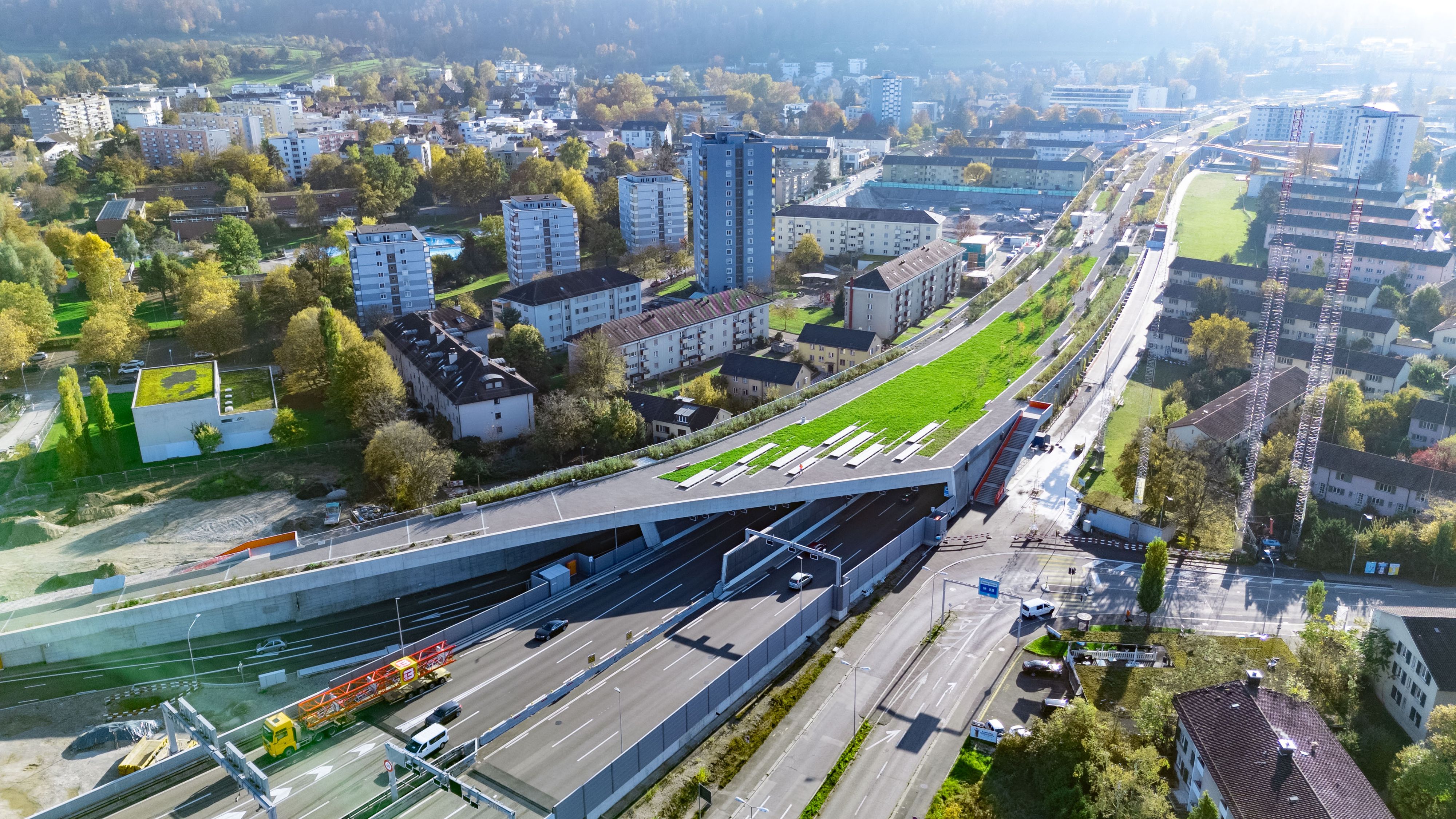 Veduta aerea della copertura autostradale di Schwamendingen con il parco Überland.