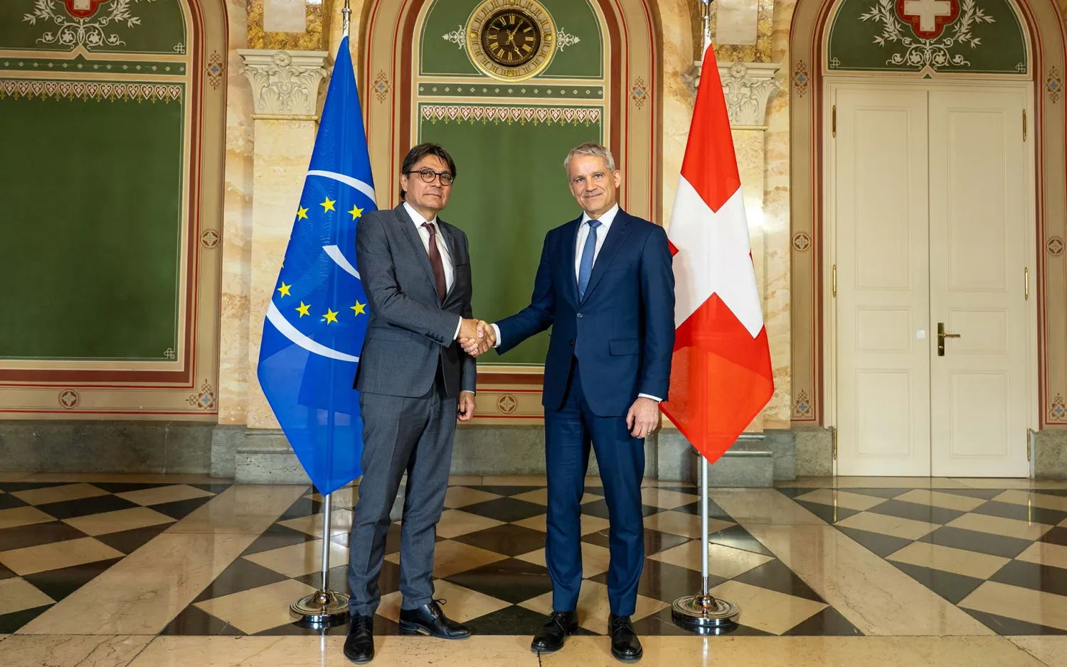 Beat Jans, e il presidente della Corte europea dei diritti dell’uomo (Corte EDU), Mattias Guyomar, si stringono la mano.