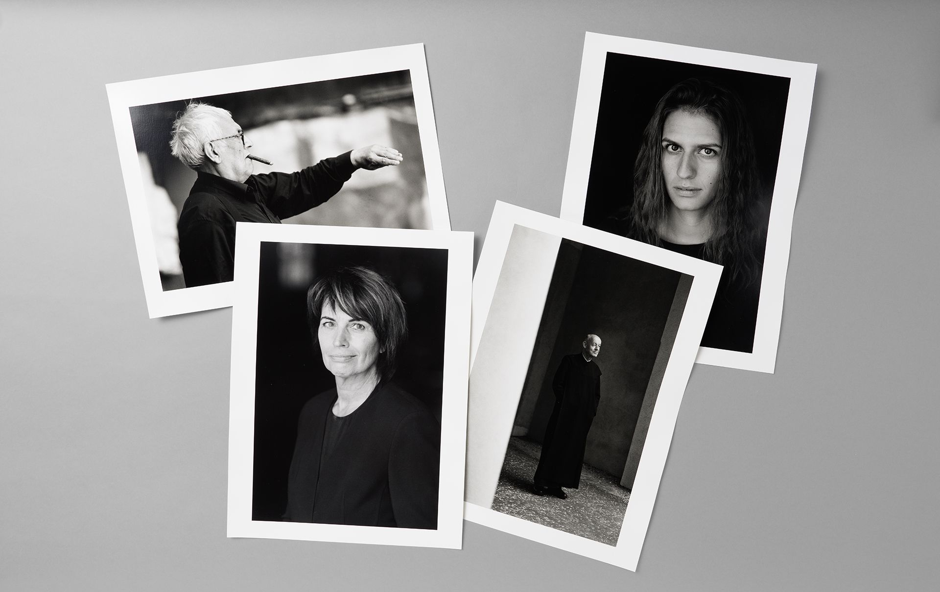 Selezione di ritratti: Hans Josephsohn (serie«artisti»), Carla Caviezel (serie «donnedell’Engadina»), Doris Leuthard (serie«politiche»), Padre Fridolin Wüthrich (serie«ritratti a figura intera»)