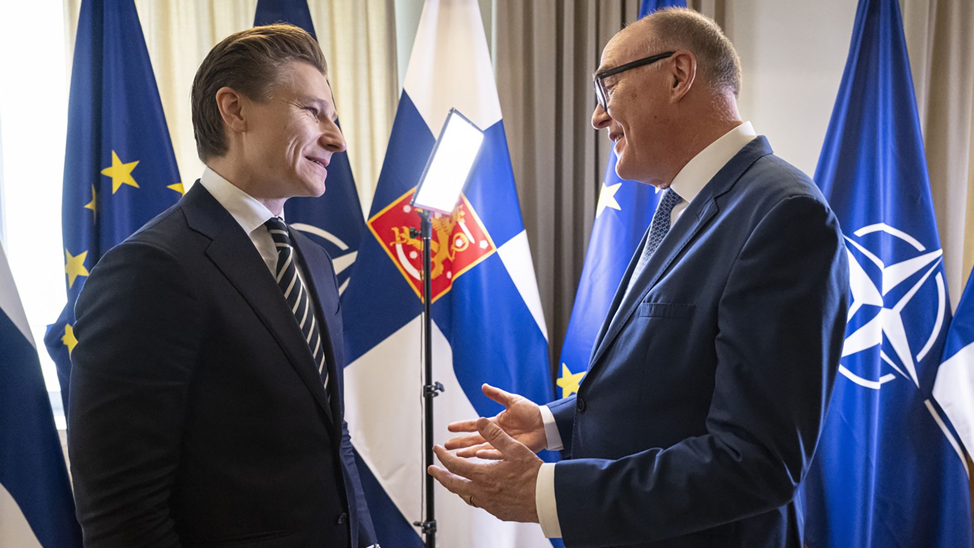 Il ministro della Difesa finlandese Antti Hakkanen (a sinistra) saluta il consigliere federale Martin Pfister (a destra) prima di un incontro bilaterale.